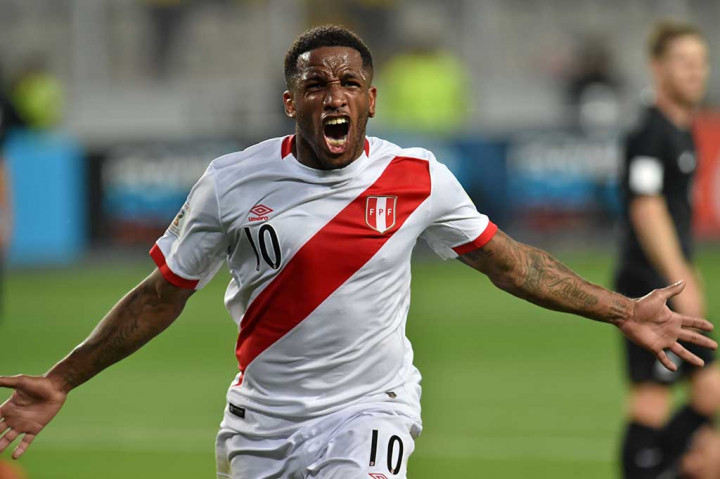 Bermain di Stadion Nacional de Lima, Kamis pagi WIB, Peru membuka keunggulan pada menit ke-27 lewat tendangan voli Jefferson Farfan. AFP/Luka Gonzales