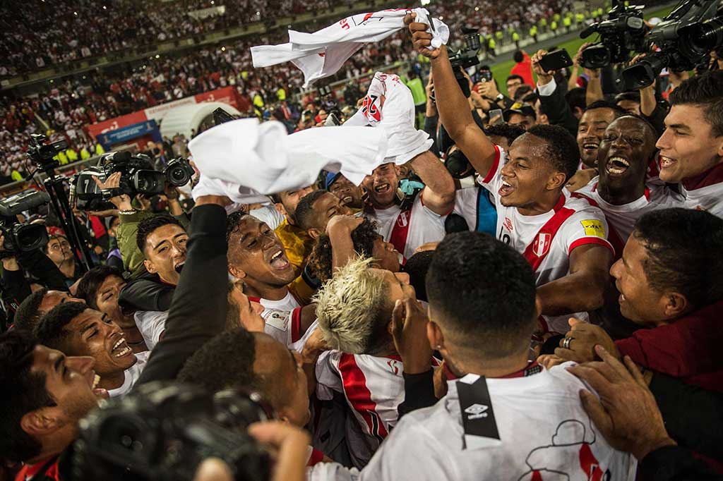 Peru melangkah ke putaran final Piala Dunia Rusia dengan keunggulan aggregat 2-0, mengakhiri penantian selama 36 tahun. Peru terakhir kali tampil di Piala Dunia pada 1982. AFP/Ernesto Benavides