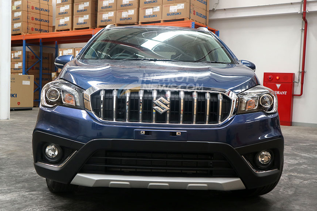 Perubahan interior paling terasa di bagian grill yang menggunakan model krom dan serta bumper baru.
