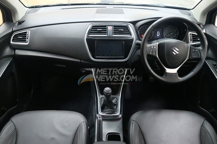 Sejumlah perubahan juga terjadi di sektor interior seperti penambahan aksen krom dan penggunaan jok berbahan kulit.