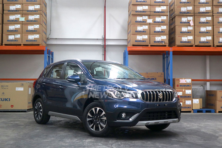Konsumen bisa menebu New Suzuki SX4 S-Cross dengan harga Rp256 juta untuk transmisi manual, dan Rp268,850 juta untuk transmisi otomoatis.
