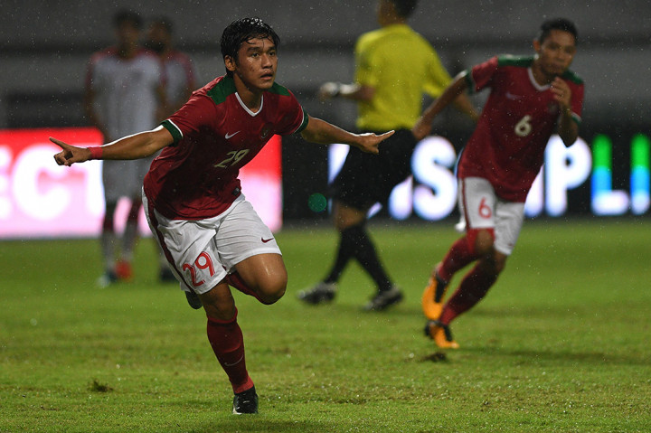 Pemain Timnas U-23 Indonesia Septian David Maulana (kiri) melakukan selebrasi usai membobol gawang Timnas U-23 Suriah dalam pertandingan persahabatan di Stadion Wibawa Mukti, Cikarang Timur.