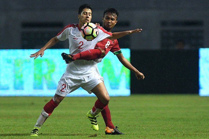 Pemain Timnas U-23 Indonesia Muhammad Hargianto berebut bola dengan pemain Timnas U-23 Suriah Mohamad Zeid Ghrir.