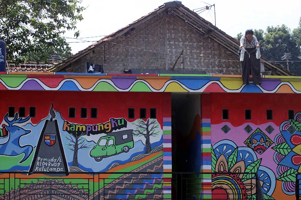 Masyarakat memperindah kampung halamannya dengan mengecat beragam warna. Kampung Warna-warni ini memang mirip Kampung Jodipan, Malang, Jawa Timur, namun tidak ada spot khusus yang tinggi untuk melihat Kampung Warna-warni di Katulampa ini. 