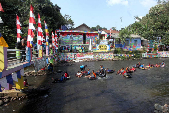 Tidak hanya mewarnai tembok-tembok mereka dengan aneka warna, warga juga menyulap ruang terbuka menjadi arena lokasi permainan tradisional dan perpustakaan, serta permainan air di Sungai Katulampa dengan sebutan ngalun ataupun tubing sehingga menjadi daya tarik wisata baru di Kota Bogor. 