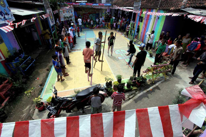 Kampung Warna-warni yang dihuni sekitar 115 keluarga diharapkan menjadi model bagi wilayah lain di daerah Bogor yang secara swadaya menjaga dan memperindah lingkungan mereka serta menggelar berbagai kegiatan positif di lingkungan masyarakat. 