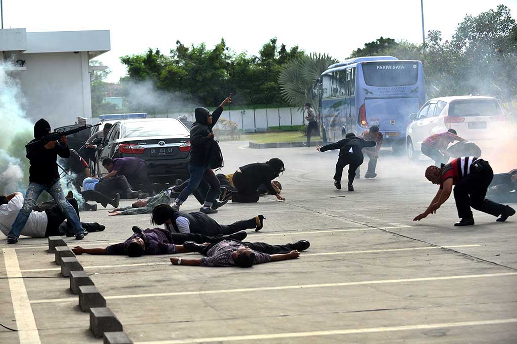 Sejumlah orang diskenariokan tewas, sedangkan pejabat negara itu disandera para teroris ke dalam gedung terminal Bandara Ngurah Rai. AFP/Sonny Tumbelaka