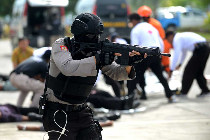 Selang beberapa menit kemudian satuan petugas kepolisian didukung tim antiteror Polda Bali berdatangan ke lokasi kejadian untuk melakukan penanganan. AFP/Sonny Tumbelaka