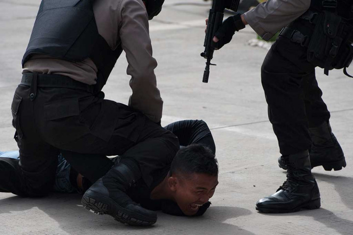 Setelah menggunakan taktik dan memanfaatkan kelengahan kelompok teroris, tim antiteror gabungan akhirnya dapat melumpuhkan teroris dan beberapa di antaranya ditangkap. ANTARA/Nyoman Budhiana