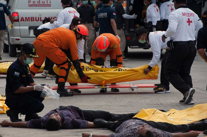 Anggota Disaster Victim Identification (DVI) dan tim medis menangani korban tewas akibat serangan teroris. Simulasi juga menampilkan 'breaking news' media yang memberikan informasi terkait aksi terorisme di lokasi kejadian hingga penanganan korban di Rumah Sakit Bhayangkara Denpasar. ANTARA/Nyoman Budhiana