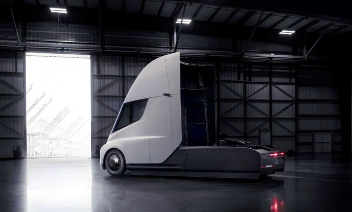 Semi memiliki desain aerodinamis untuk menekan hambatan angin sebesar-besarnya. Semakin kecil hambatan angin, makin efisien tenaga dari mesin listriknya tersalurkan.