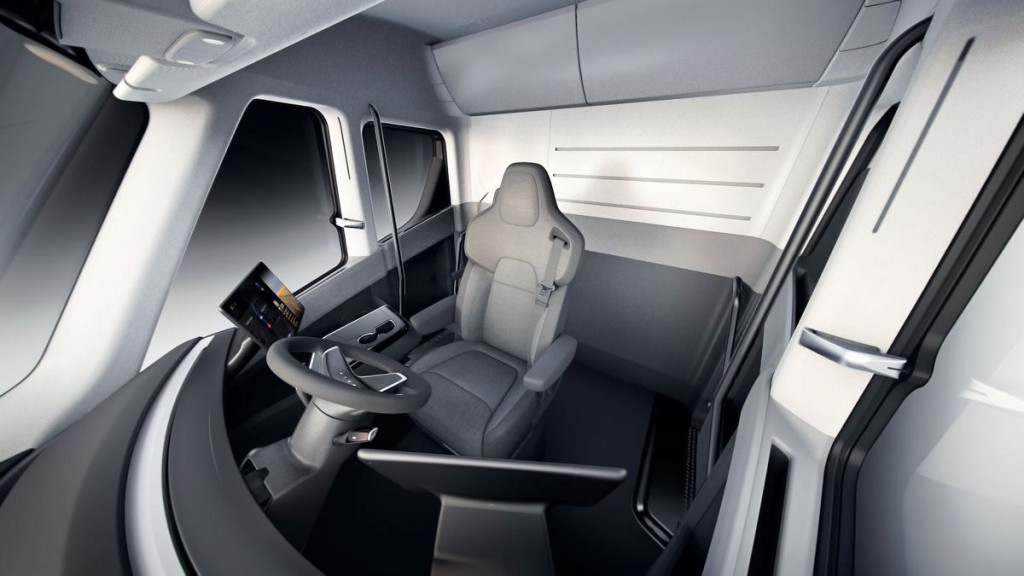 Pengemudi truk Semi tidak buruh kenek. Hanya ada satu kursi di kabin pengemudi dan diletakaan tepat di tengah.