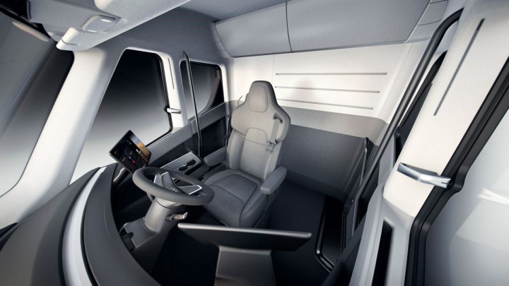 Pengemudi truk Semi tidak buruh kenek. Hanya ada satu kursi di kabin pengemudi dan diletakaan tepat di tengah.