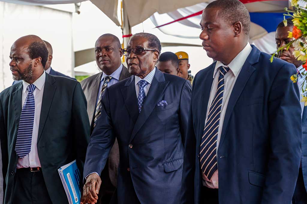 Presiden Zimbabwe tiba untuk menghadiri upacara wisuda di Universitas Terbuka Zimbabwe di Harare, Jumat, 17 November 2017. Ini merupakan penampilan pertamanya pascatentara mengambil alih kekuasaan pada pekan ini.