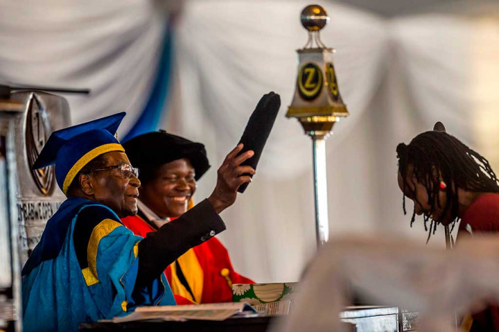 Mugabe mewisuda mahasiswa Universitas Terbuka Zimbabwe. Uniknya, salah satu lulusan adalah istri Jenderal Constantino Chiwenga, kepala militer yang mengambil alih kekuasaan pada pekan ini.