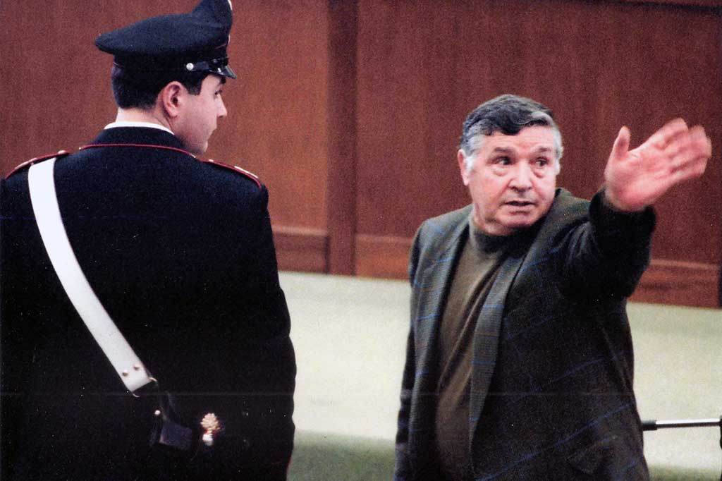 Riina ditangkap pada Januari 1993, setelah lebih dari 20 tahun buron, terjadi beberapa bulan setelah Falcone dan Borsellino tewas akibat ledakan bom mobil yang jelas atas perintahnya. Sejak saat itu, Riina ditahan dengan keamanan tinggi dengan sedikit akses ke keluarganya sesuai dengan undang-undang.