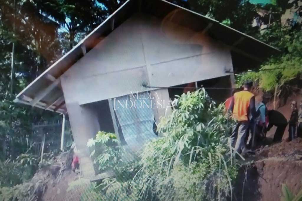 Pergerakan tanah di Kampung Babakan Sarongge, Desa Sukarasa, Salawu, Tasikmalaya sudah terjadi beberapa hari. Bahkan mengancam rumah, bangunan sekolah, dan masjid.