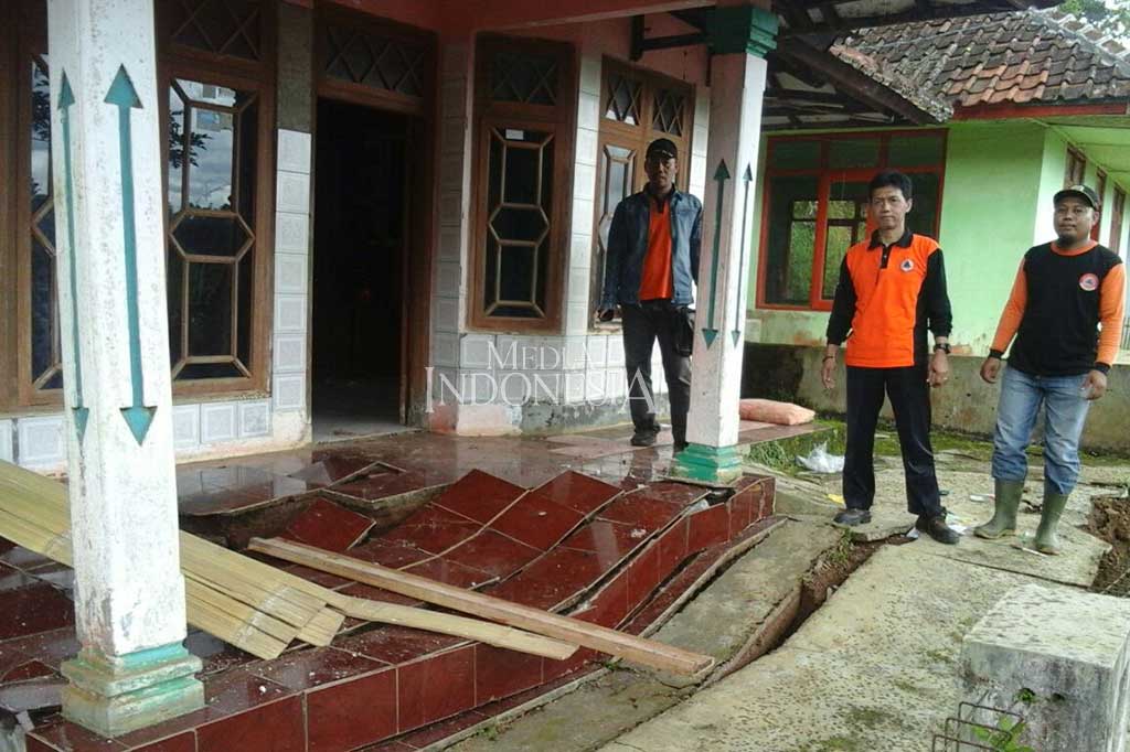 Sementara ratusan warga terdampak pergerakan tanah terpaksa pengungsi ke tempat yang lebih aman. Mereka sementara tinggal di kantor desa dan rumah sanak saudaranya.