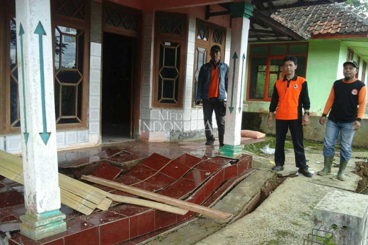 Sementara ratusan warga terdampak pergerakan tanah terpaksa pengungsi ke tempat yang lebih aman. Mereka sementara tinggal di kantor desa dan rumah sanak saudaranya.