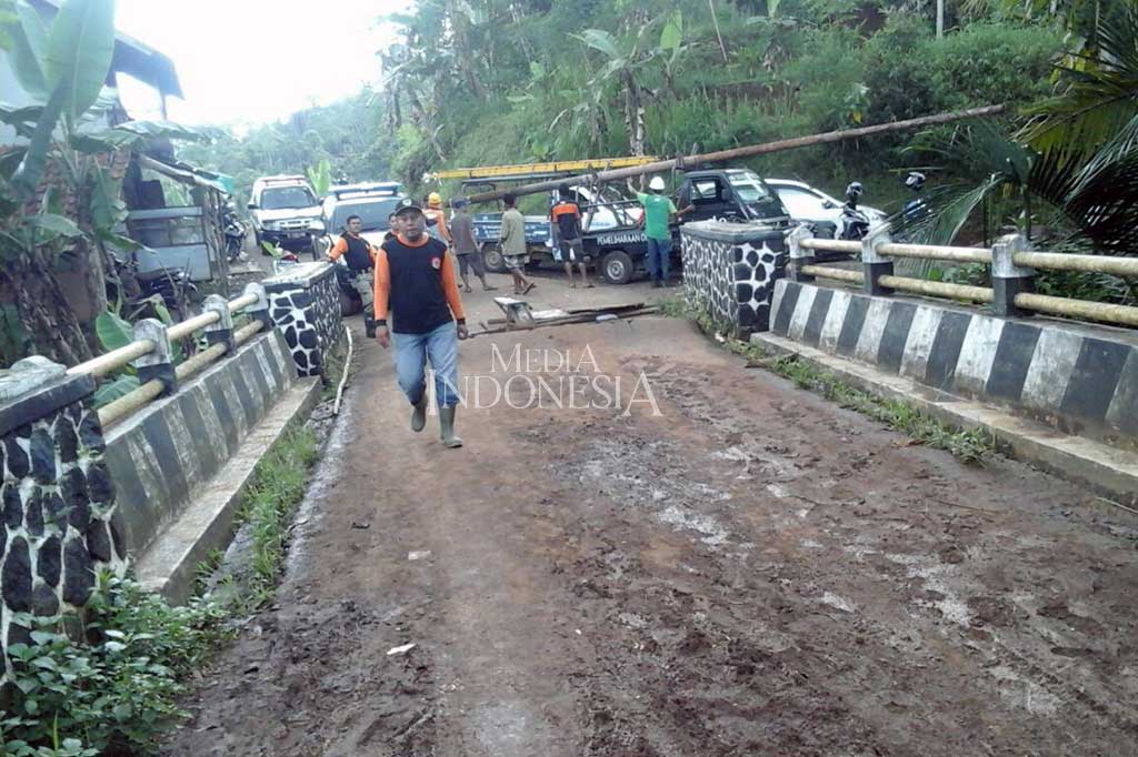 Pergerakan tanah juga telah memutus akses jalan utama di desa tersebut, jembatan dan memutuskan jalan yang menghubungkan Salawu dengan Puspahiang.