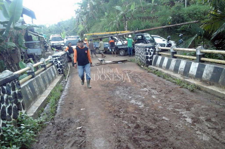 Pergerakan tanah juga telah memutus akses jalan utama di desa tersebut, jembatan dan memutuskan jalan yang menghubungkan Salawu dengan Puspahiang.