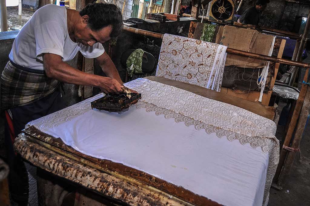Membatik menjadi mata pencaharian mayoritas penduduk kota Pekalongan, Jawa Tengah. Bahkan hampir semua rumah penduduk dijadikan tempat produksi batik, baik itu tulis maupun cap ataupun kombinasi keduanya bahkan batik printing.