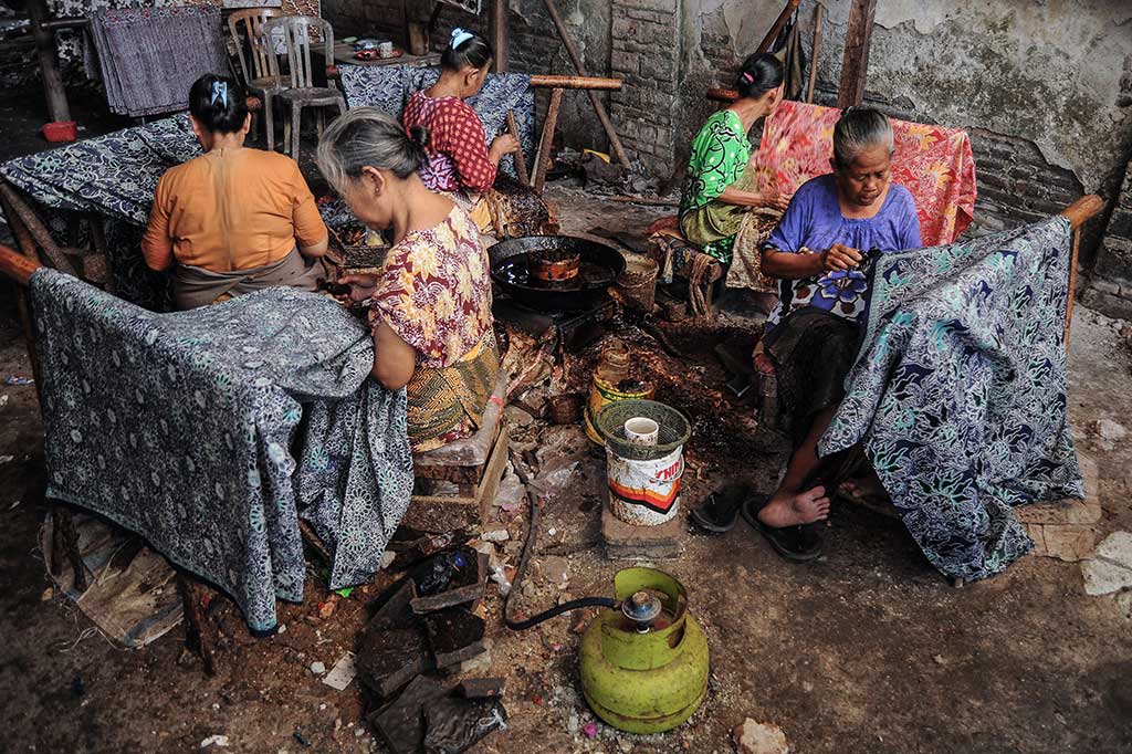 Proses produksi batik menjadi kegiatan keseharian masyarakatnya, hampir secara keseluruhan dikerjakan di rumah masing-masing. Mulai dari proses pemilihan kain, pembuatan warna baik menggunakan warna zat kimia maupun pewarnaan alam, hingga hasil akhir menjadi selembar kain batik serta gerai toko penjualan.