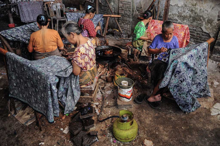 Proses produksi batik menjadi kegiatan keseharian masyarakatnya, hampir secara keseluruhan dikerjakan di rumah masing-masing. Mulai dari proses pemilihan kain, pembuatan warna baik menggunakan warna zat kimia maupun pewarnaan alam, hingga hasil akhir menjadi selembar kain batik serta gerai toko penjualan.