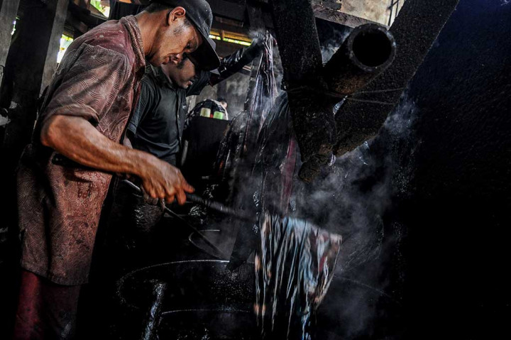 Untuk mengurangi penggunaan bahan kimia yang dapat mencemari lingkungan, perajin kini menerapkan proses pewarnaan alami dengan menggunakan tanaman sekitar. Sebut saja seperti tanaman indigo yang dapat menghasilkan warna biru, jelawe yang menghasilkan warna kuning, akar pace menghasilkan warna merah dan sebagainya.