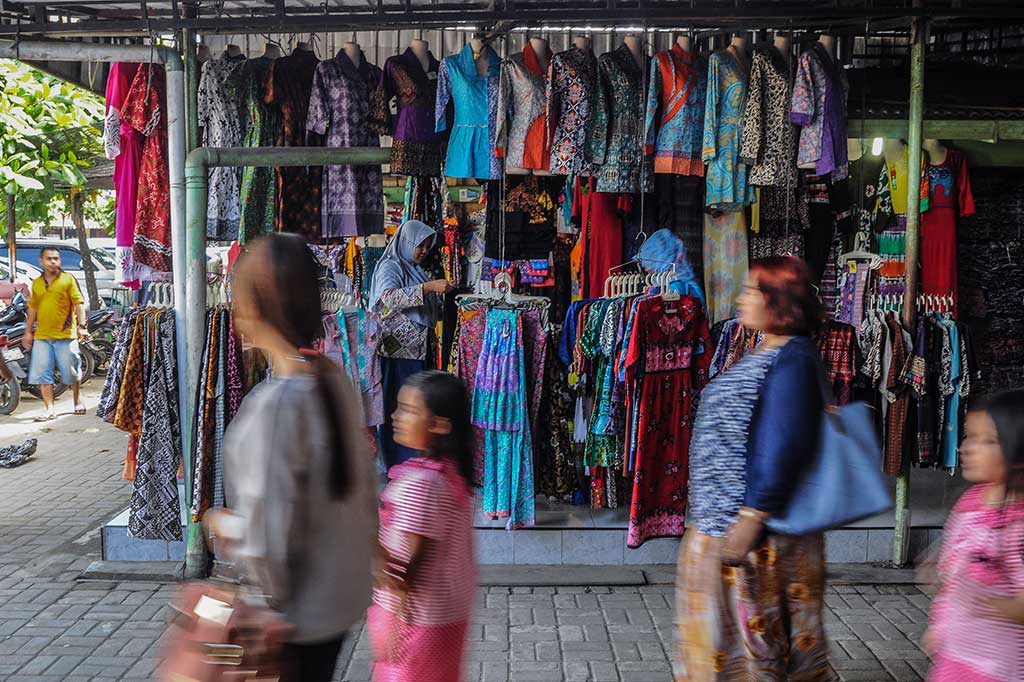 Untuk memasarkan batik, beragam cara dilakukan perajin untuk mendapatkan pelanggan. Mulai dari dijual ke pusat grosir batik, pemesanan khusus baju seragam sekolah maupun instansi, penjualan melalui galeri masing-masing perajin, hingga dijual melalui website ataupun sosial media. 