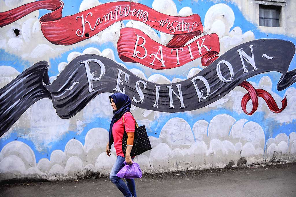 Berdasarkan data Kementerian Perindustrian, nilai ekspor batik dan produk batik pada semester 1 tahun 2017 mencapai USD39,4 juta atau setara Rp528 miliar. Atas pencapaian itu Kota Pekalongan pun mendapat julukan Kota Batik, dan masuk dalam jaringan Kota Kreatif UNESCO pada 1 Desember 2014. 