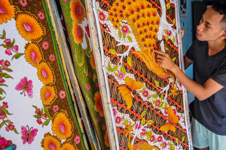 Batik pekalongan tidak hanya kesohor di dalam negeri saja, namun juga di mancanegara, seperti Amerika, Jepang dan Eropa yang telah menjadi peminatnya. Bahkan beberapa pelanggan di mancanegara mengenal beberapa perajin secara langsung untuk memudahkan pemesanan khusus sesuai permintaan. Harga selembar kain pun bervariasi, mulai dari Rp75 ribu hingga puluhan juta rupiah. 