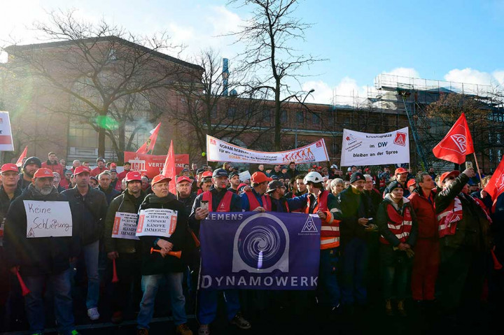 Karyawan berunjuk rasa di depan pabrik Siemens 'Dynamowerk' di Berlin, Jumat, 17 November 2017 waktu setempat.