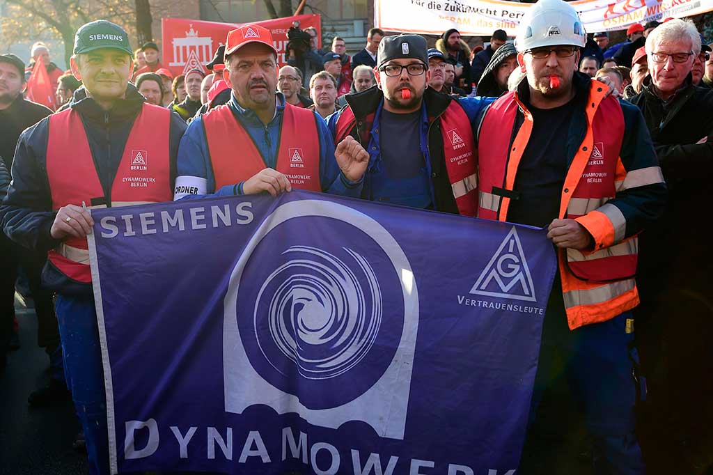 Siemens pada Kamis, 16 November 2017 mengatakan bahwa pihaknya ingin mengurangi sekitar 6.900 pekerjaan, atau mendekati 2% dari angkatan kerja globalnya. Sekitar setengah dari mereka erada di Jerman, terutama di divisi listrik dan gasnya, yang terkena dampak pesatnya pertumbuhan energi terbarukan.