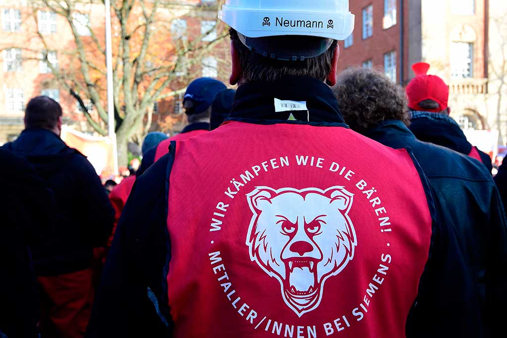 IG Metall, serikat pekerja terbesar Jerman, menyerukan demonstrasi di Berlin dan kota Offenbach dekat Frankfurt, mendesak Siemens untuk merevisi rencana yang dinilai akan merugikan perusahaan tersebut. Menurut pejabat senior Siemens, jumlah tersebut dapat direvisi setelah negosiasi dengan serikat pekerja.