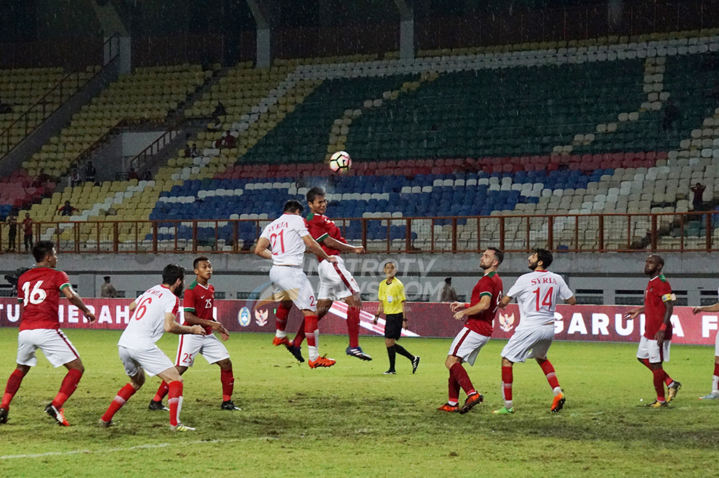 Jalannya pertandingan berlangsung alot di bawah guyuran hujan yang sudah turun sejak kick-off babak pertama. Kendati demikian, tingginya tensi laga bisa menambah daya tarik pertandingan.