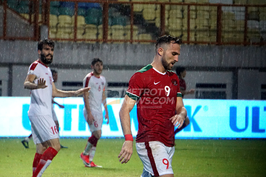 Pertandingan ini merupakan debut bagi Ilija Spasojevic yang baru dinaturalisasi menjadi Warga Negara Indonesia pada beberapa waktu lalu. Kontribusinya belum terlalu baik karena ia masih butuh waktu untuk beradaptasi. Jangankan mencetak gol, untuk membuka peluang saja masih sulit untuknya. 