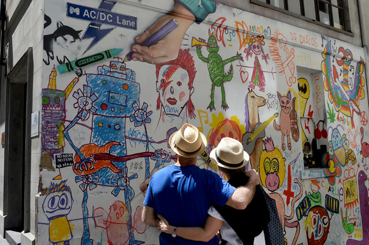Orang-orang melihat karya seni di AC/DC Lane di Melbourne.