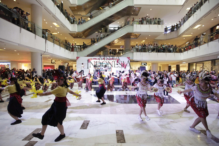 Di Jakarta, Indonesia Menari berlangsung di Atrium East Mall Grand Indonesia, Thamrin, Jakarta Pusat.
