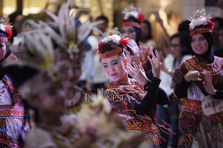 Ada sejumlah lagu yang digunakan menjadi latar dari tarian berdurasi 4 menit tersebut, yaitu Bungong Jeumpa (Aceh), Cik Cik Periuk (Kalimantan), Cingcangkeling (Jawa Barat), Rasa Sayange (Maluku), Si Patokaan (Sulawesi Utara), dan Gemu Fa Mi Re (Nusa Tenggara Timur).