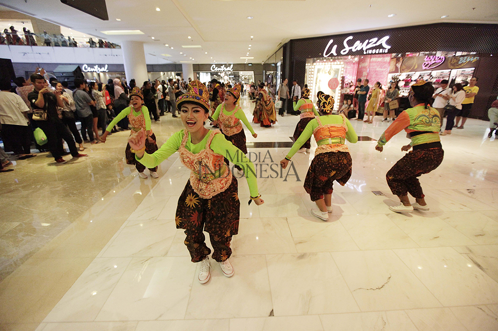Program tersebut diselenggarakan untuk mengajak masyarakat lebih dekat dengan tarian tradisional Indonesia yang dikemas secara modern.