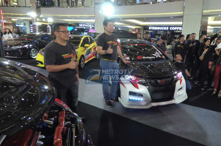 Perwakilan Juri dan Honda Prospect Motor, membuka jalannya pertunjukan Jazz & Brio Tuning Contest di Mall Taman Anggrek pada Kamis (9/11/2017). MTVN/Ahmad Garuda