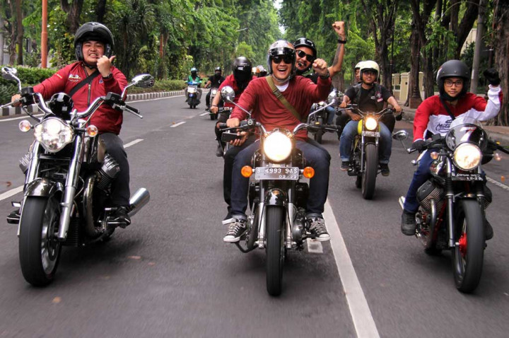 Touring dari kota-kota tertentu sudah jadi rutinitas para maniak custom bike sebelum menghadiri acara puncak custom bike show di Surabaya. (SM)