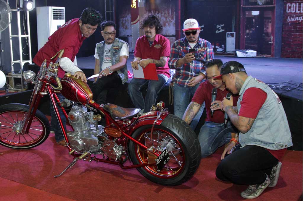 Sesi coaching clinic para juri custom bike contest yang berlangsung di zona kontes. Peserta bisa mempresentasekan konsep terbaik mereka dalam mengaplikasikan custom bike yang mereka bawa untuk ikut kompetisi. SM