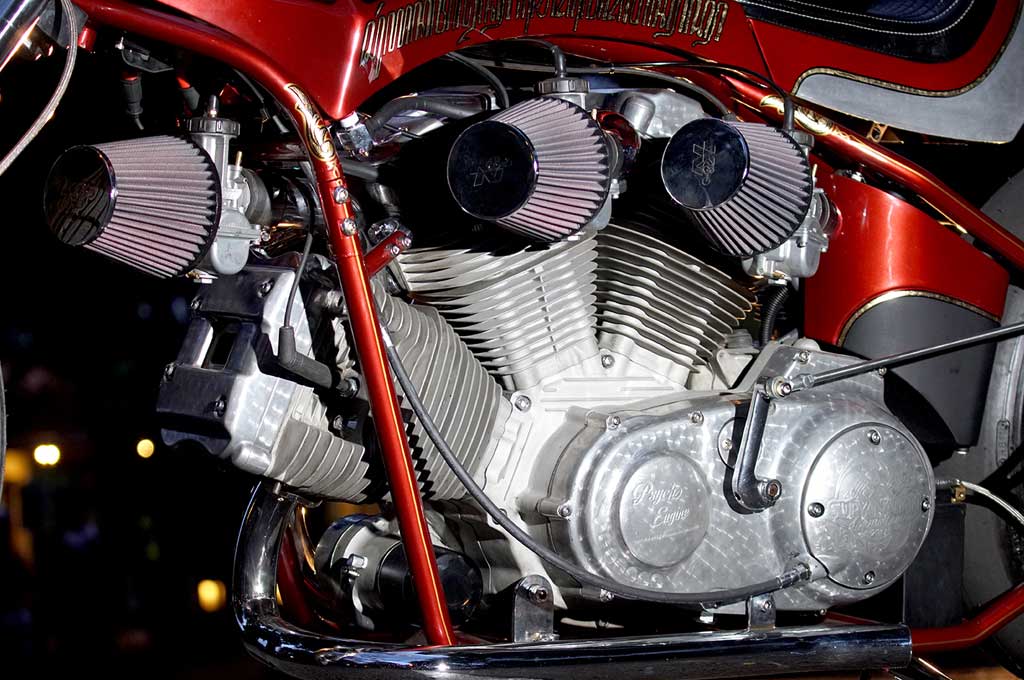 Mesin Iconic bike yang dibangun M. Yusuf Adib (Psycho Engine Purwokerto), menggunakan basis mesin Harley-Davidson 883 V-Twin yang diracik ulang menjadi mesin berkonfigurasi W dengan kapasitas mesin bengkak jadi 1.324 cc. SM