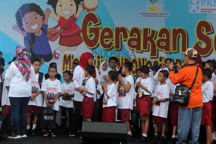 Menteri Sosial Khofifah Indar Parawansa hadir memperingati Hari Anak Internasional di Alun - Alun Kota Malang.