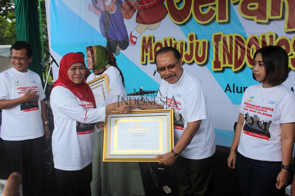 Dalam acara ini Mensos Khofifah menyerahkan penghargaan peduli anak jalanan kepada Provinsi Jawa Timur, Jawa Tengah, dan Sulawesi Selatan.
