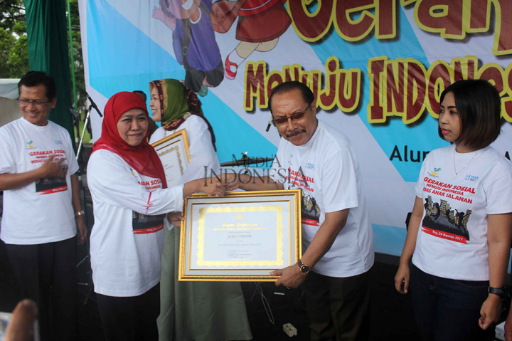 Dalam acara ini Mensos Khofifah menyerahkan penghargaan peduli anak jalanan kepada Provinsi Jawa Timur, Jawa Tengah, dan Sulawesi Selatan.