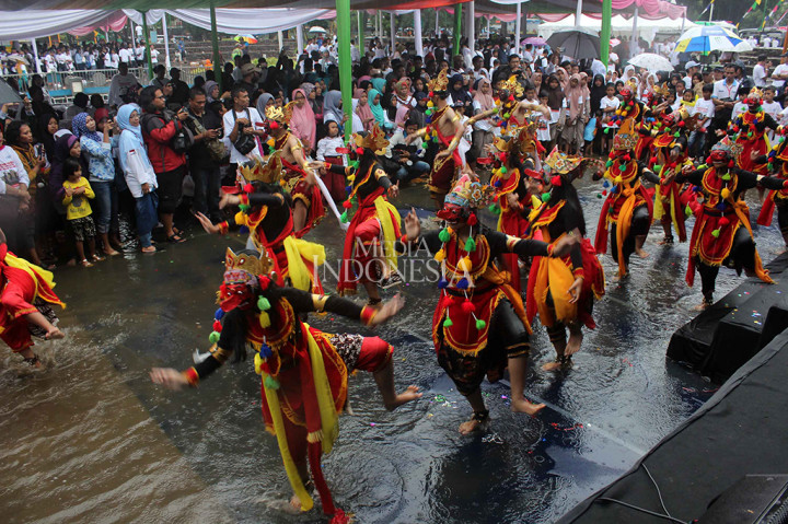 Meski peringatan hari anak Internsional ini diwarnai hujan deras dan area acara tergenang air. Sejumlah peserta, tamu, dan anak - anak tampak antusias berbasah ria menikmati sajian tarian dan hiburan badut. 