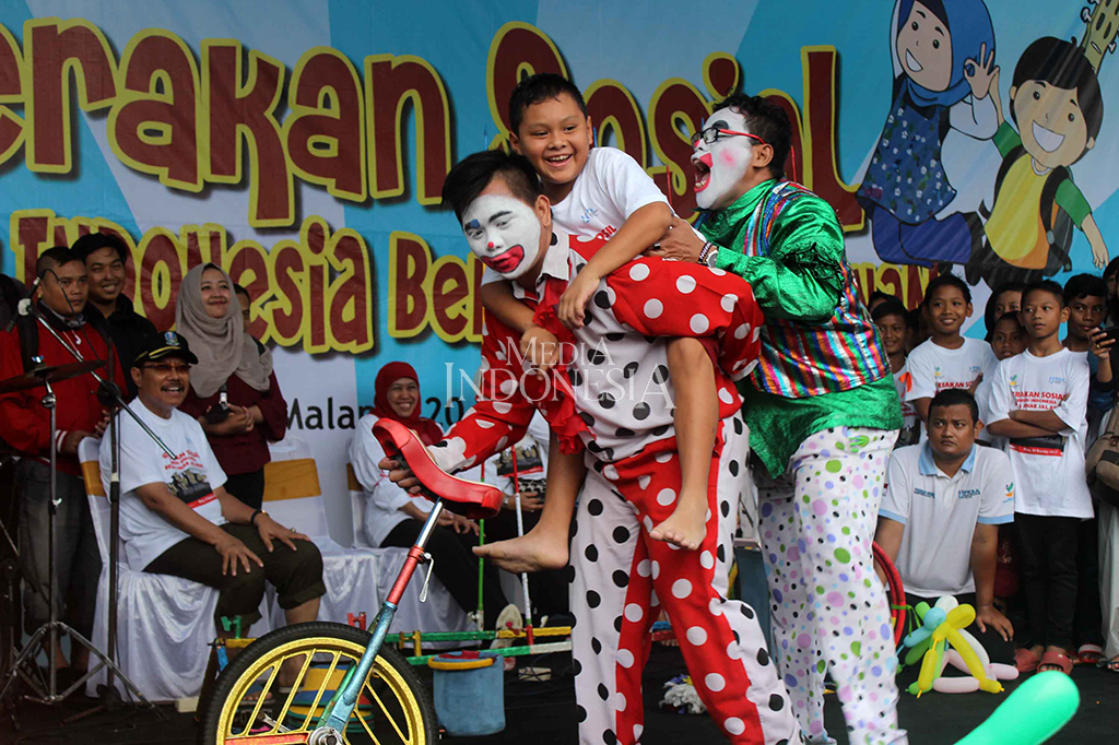 Anak-anak antusias menikmati hiburan badut.
